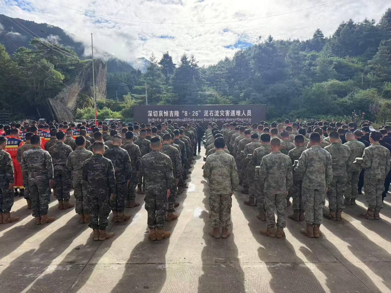 吉隆口岸分局全员肃立默哀悼念遇难同胞