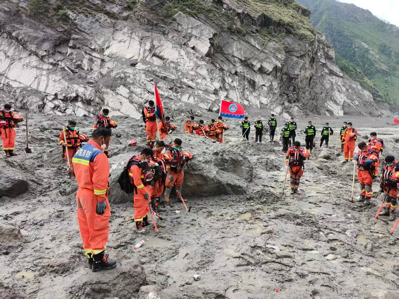 道路抢通一线抢险官兵现场同步举行哀悼仪式