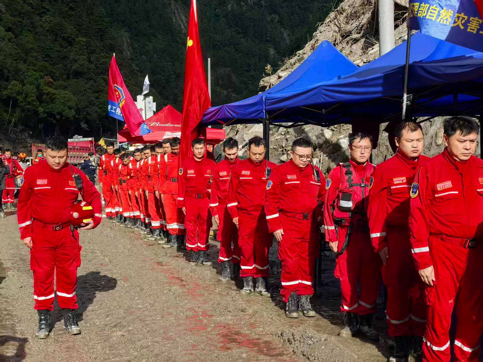 抢险救援官兵脱帽肃立默哀寄托哀思