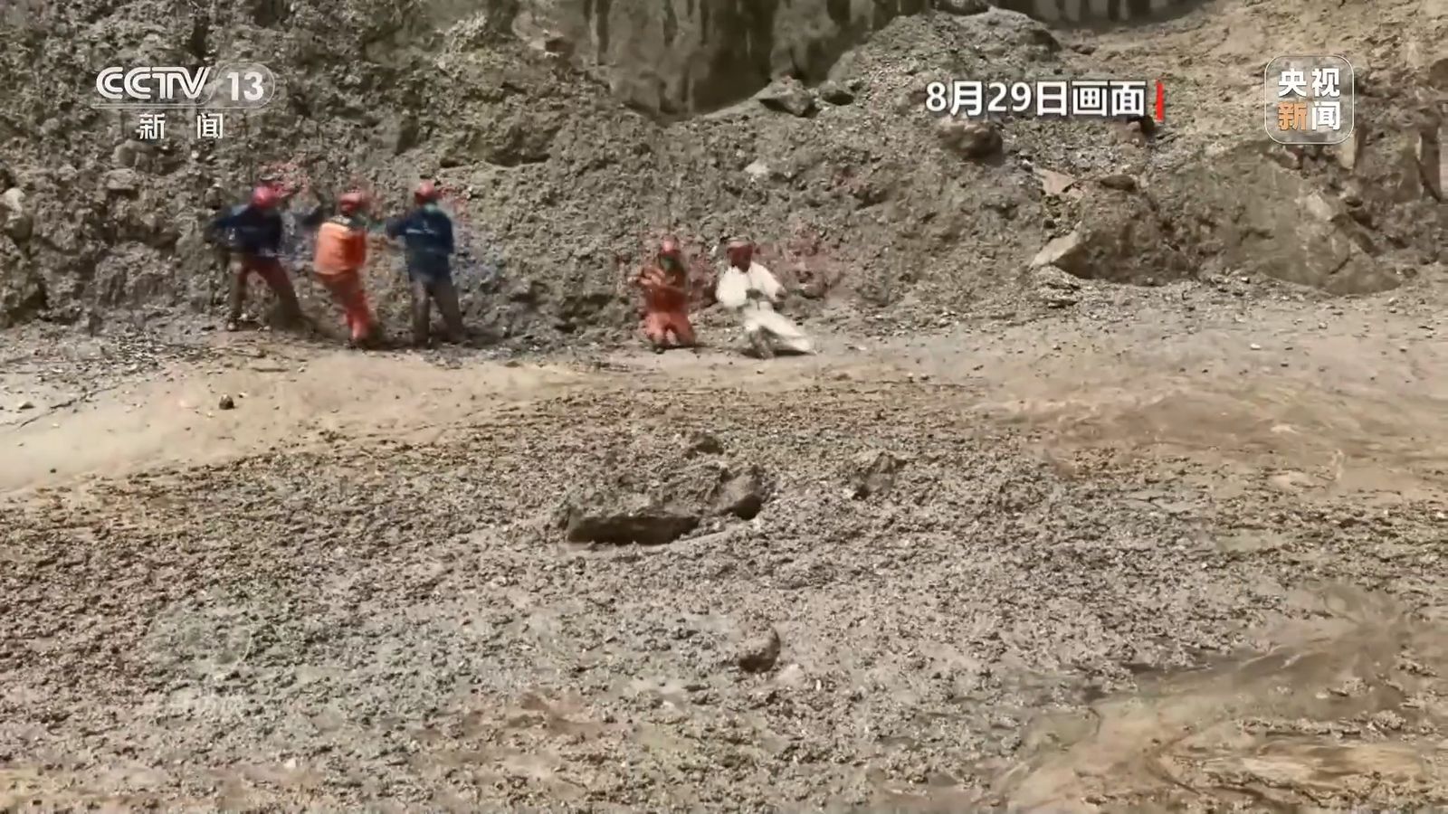重型工程机械分秒不息清理巨石淤泥打通生命通道